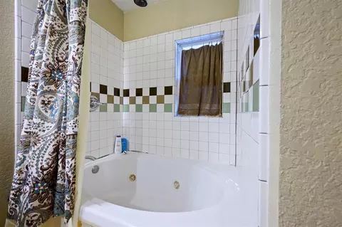 Bath - 611 W Circle Dr, Broken Bow, OK 74728 photo 7 of 8