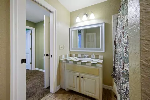 Bath - 611 W Circle Dr, Broken Bow, OK 74728 photo 6 of 8