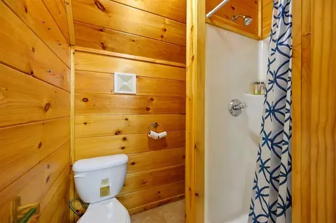 Bath - 611 W Circle Dr, Broken Bow, OK 74728 photo 8 of 8