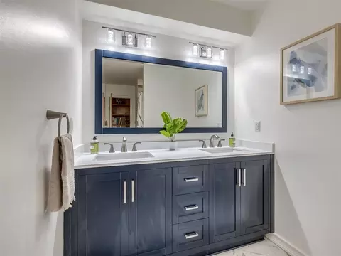 Bath - 1102 Mcnamee St, Norman, OK 73069 photo 6 of 7