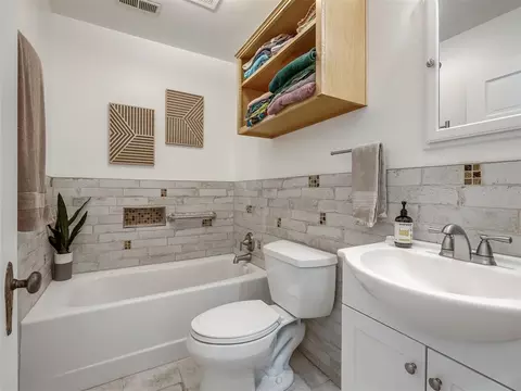 Bath - 1102 Mcnamee St, Norman, OK 73069 photo 4 of 7