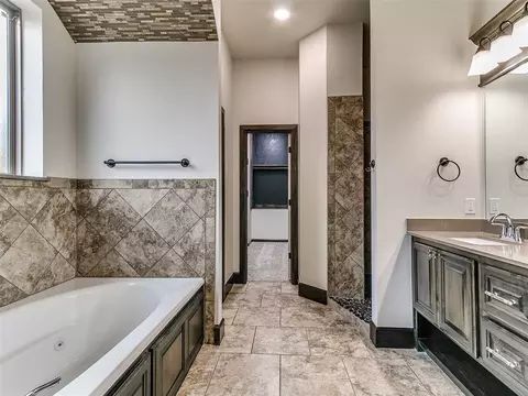 Bath - 4232 Hackney Wick Rd, Norman, OK 73072 photo 2 of 8