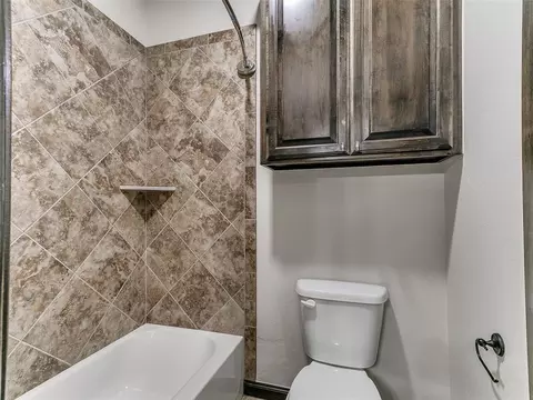 Bath - 4232 Hackney Wick Rd, Norman, OK 73072 photo 6 of 8