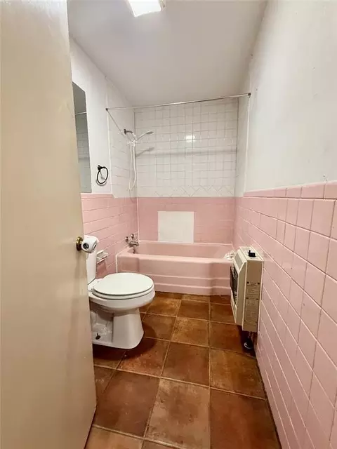Bath - 308 S Magnolia Ave, Erick, OK 73645 photo 1 of 2