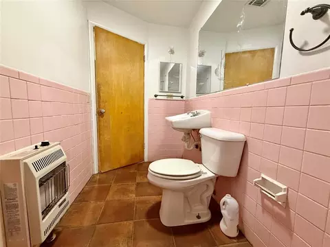 Bath - 308 S Magnolia Ave, Erick, OK 73645 photo 2 of 2