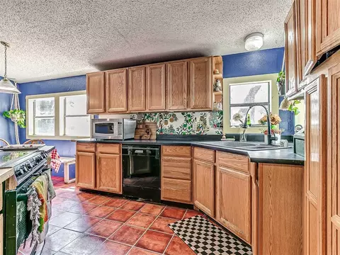 Kitchen - 29693 E 750 Rd, Crescent, OK 73028 photo 3 of 4