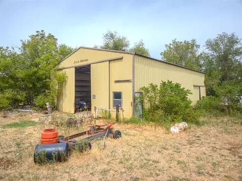 Exterior - 29693 E 750 Rd, Crescent, OK 73028 photo 5 of 6