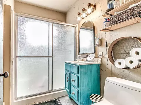 Bath - 29693 E 750 Rd, Crescent, OK 73028 photo 1 of 2