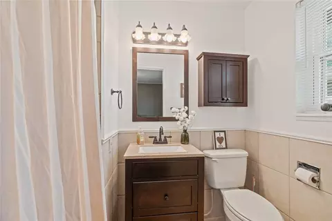 Bath - 561 Skyview Dr, Watonga, OK 73772 photo 2 of 4