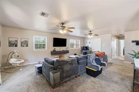 Living - 113 Sumner Dr, Altus, OK 73521 photo 4 of 4