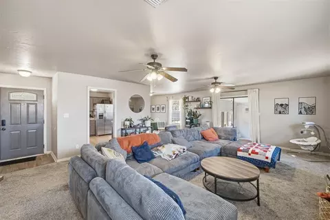 Living - 113 Sumner Dr, Altus, OK 73521 photo 2 of 4