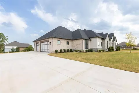 Exterior - 4500 SE 37th St, Moore, OK 73165 photo 4 of 6
