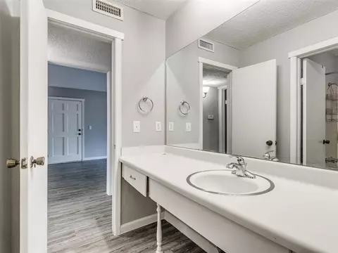 Bath - 827 Red Bird Ln #C, Norman, OK 73072 photo 3 of 6