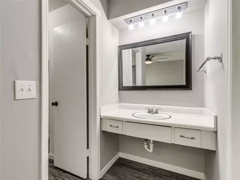 Bath - 827 Red Bird Ln #C, Norman, OK 73072 photo 5 of 6