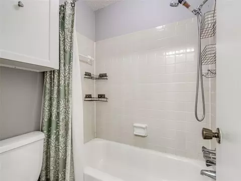 Bath - 827 Red Bird Ln #C, Norman, OK 73072 photo 2 of 6