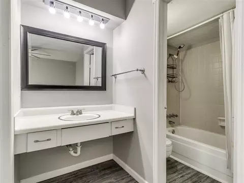 Bath - 827 Red Bird Ln #C, Norman, OK 73072 photo 4 of 6