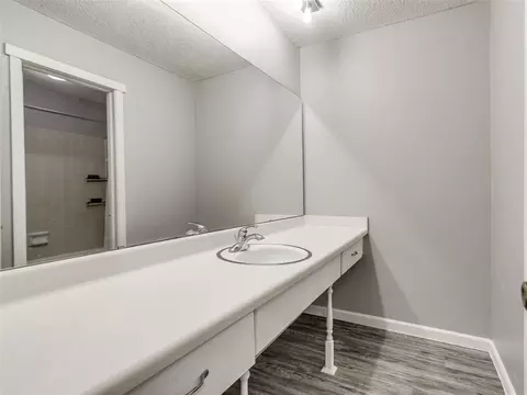 Bath - 827 Red Bird Ln #C, Norman, OK 73072 photo 1 of 6