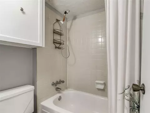 Bath - 827 Red Bird Ln #C, Norman, OK 73072 photo 6 of 6