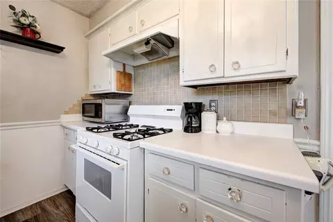 Kitchen - 202 E Cherry Ave, Yukon, OK 73099 photo 6 of 9