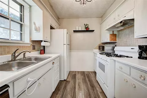 Kitchen - 202 E Cherry Ave, Yukon, OK 73099 photo 5 of 9