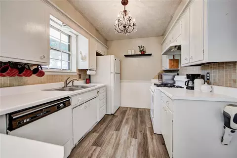 Kitchen - 202 E Cherry Ave, Yukon, OK 73099 photo 4 of 9