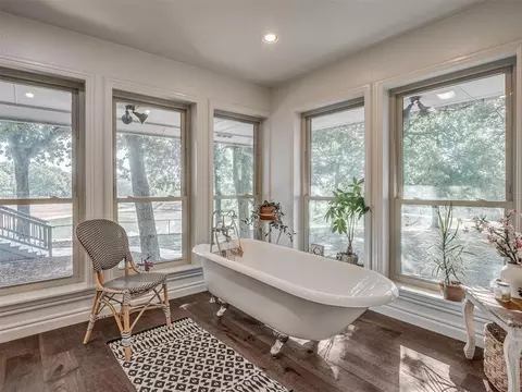 Bath - 16881 E Imhoff Rd, Norman, OK 73026 photo 4 of 7