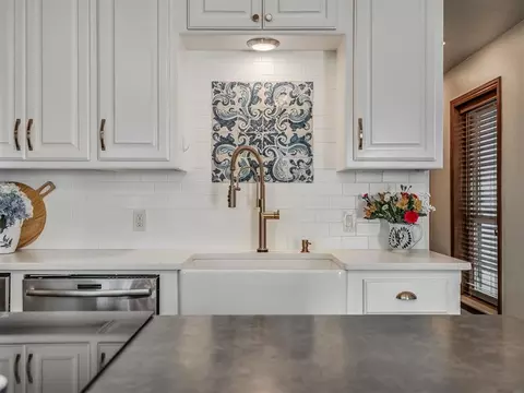 Kitchen - 16881 E Imhoff Rd, Norman, OK 73026 photo 4 of 5