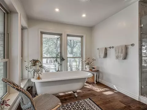 Bath - 16881 E Imhoff Rd, Norman, OK 73026 photo 3 of 7