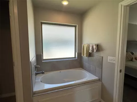 Bath - 3500 Grady Ln, Moore, OK 73160 photo 3 of 5