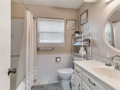 Bath - 603 E 27th St, Edmond, OK 73013 photo 3 of 5
