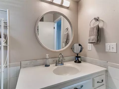 Bath - 603 E 27th St, Edmond, OK 73013 photo 4 of 5