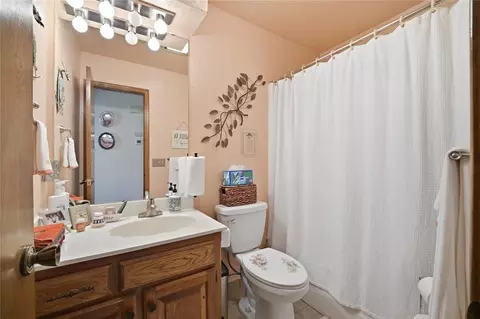 Bath - 1710 Lionsgate Cir, Bethany, OK 73008 photo 2 of 2