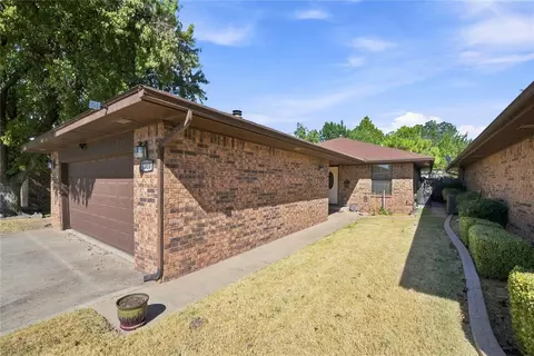 Exterior - 1710 Lionsgate Cir, Bethany, OK 73008 photo 2 of 5