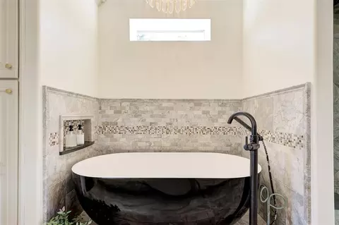 Bath - 3023 E 44th St, Edmond, OK 73013 photo 4 of 10