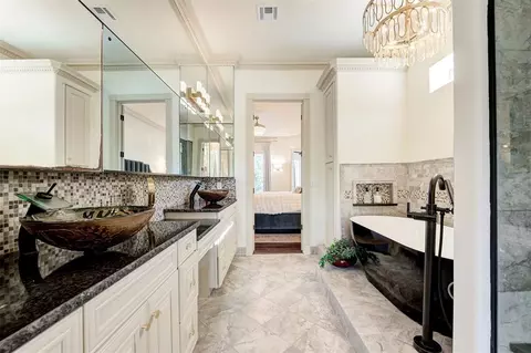 Bath - 3023 E 44th St, Edmond, OK 73013 photo 3 of 10