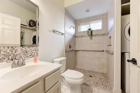 Bath - 3023 E 44th St, Edmond, OK 73013 photo 8 of 10