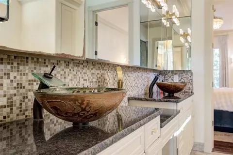 Bath - 3023 E 44th St, Edmond, OK 73013 photo 5 of 10