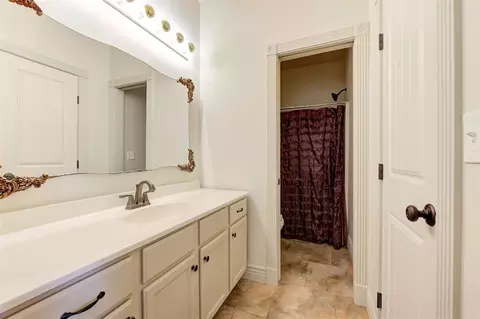 Bath - 3023 E 44th St, Edmond, OK 73013 photo 9 of 10