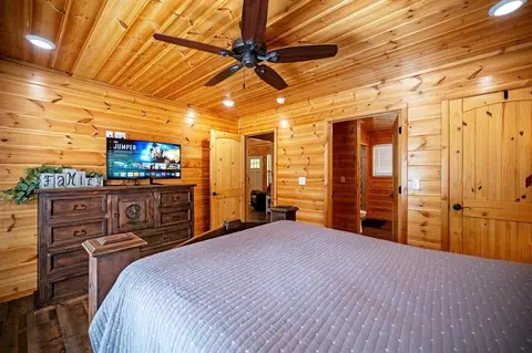 Bedroom - 204 Eagle Mountain Trl, Broken Bow, OK 74728 photo 6 of 7