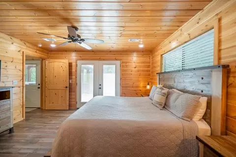 Bedroom - 204 Eagle Mountain Trl, Broken Bow, OK 74728 photo 7 of 7