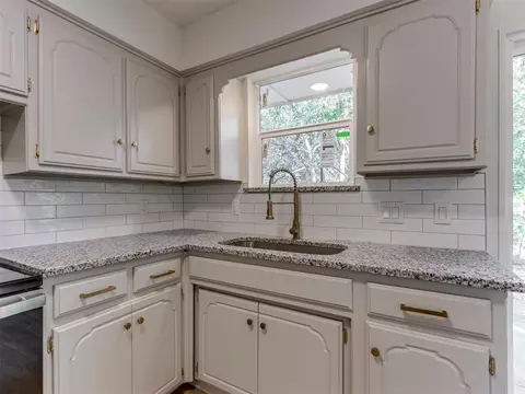 Kitchen - 1007 NW 20th St, Moore, OK 73160 photo 4 of 5