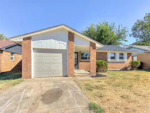 Exterior - 1007 NW 20th St, Moore, OK 73160 photo 3 of 5