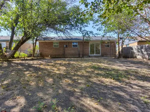 Exterior - 1007 NW 20th St, Moore, OK 73160 photo 5 of 5