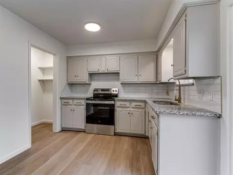 Kitchen - 1007 NW 20th St, Moore, OK 73160 photo 2 of 5