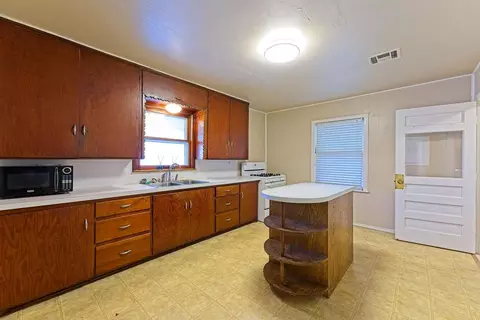 Kitchen - 903 Eufaula St, Norman, OK 73071 photo 2 of 6