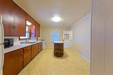 Kitchen - 903 Eufaula St, Norman, OK 73071 photo 1 of 6