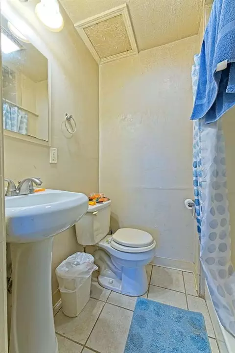 Bath - 903 Eufaula St, Norman, OK 73071 photo 2 of 3