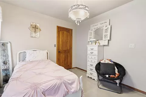 Bedroom - 5048 Fairview Rd, Davis, OK 73030 photo 6 of 7