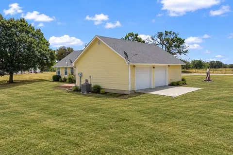 Exterior - 5048 Fairview Rd, Davis, OK 73030 photo 4 of 7