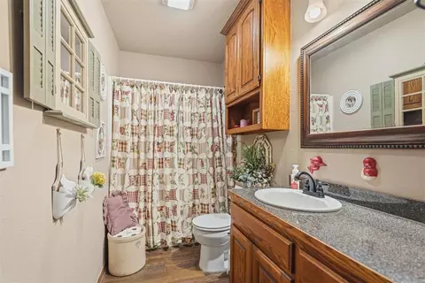 Bath - 5048 Fairview Rd, Davis, OK 73030 photo 3 of 3